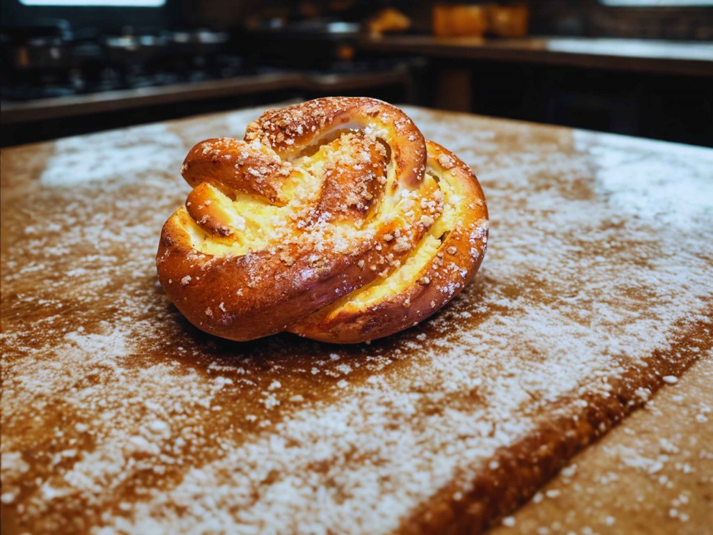 Drożdżówka kręcona z serem