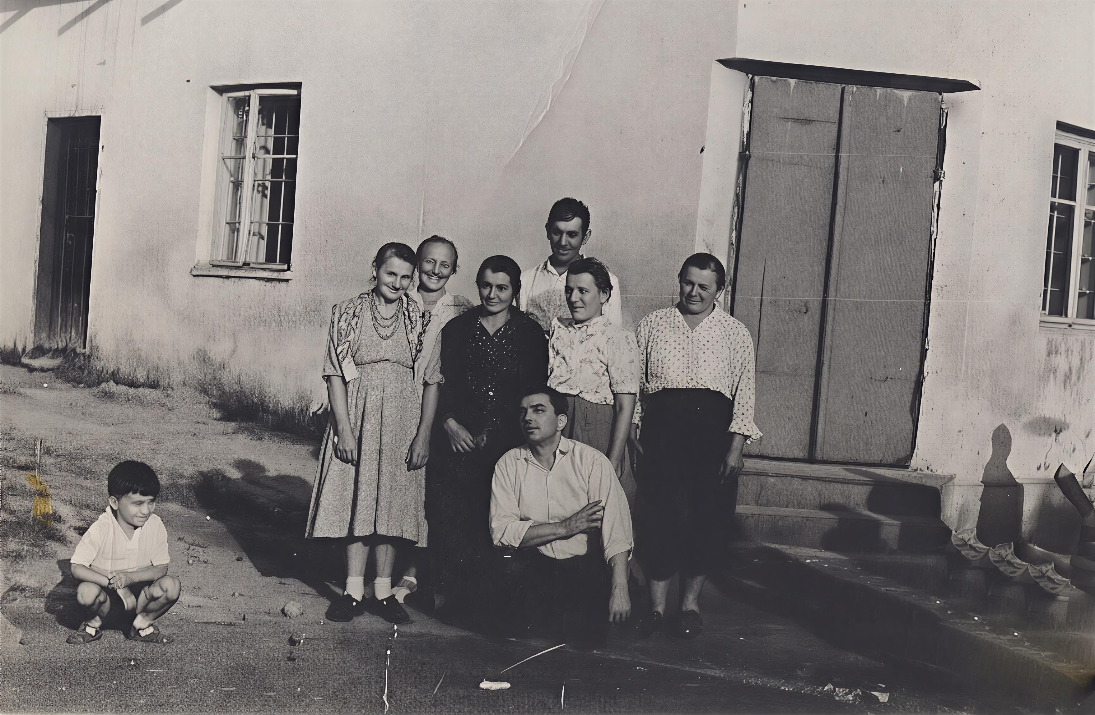 Dziadek z rodziną i przyjaciółmi