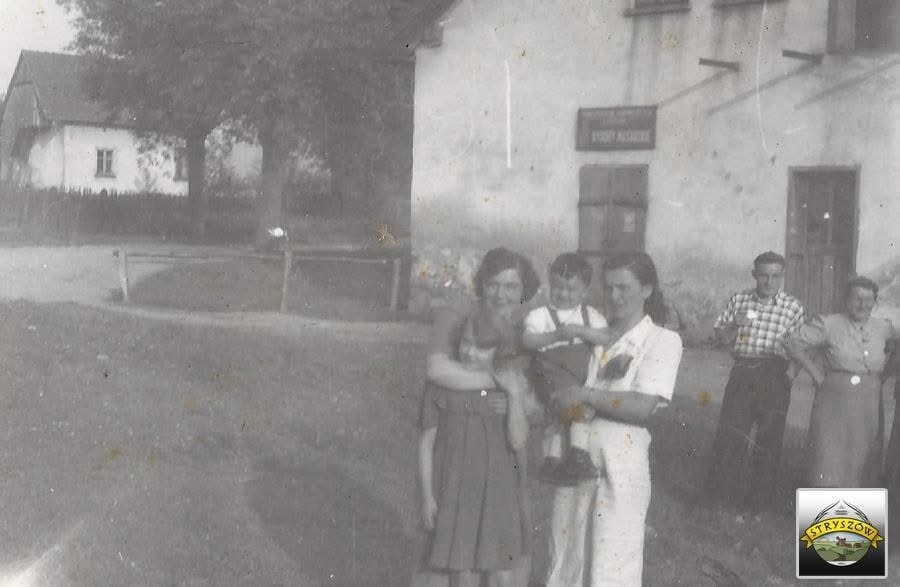 W tle Franciszek i Joanna Kolasa